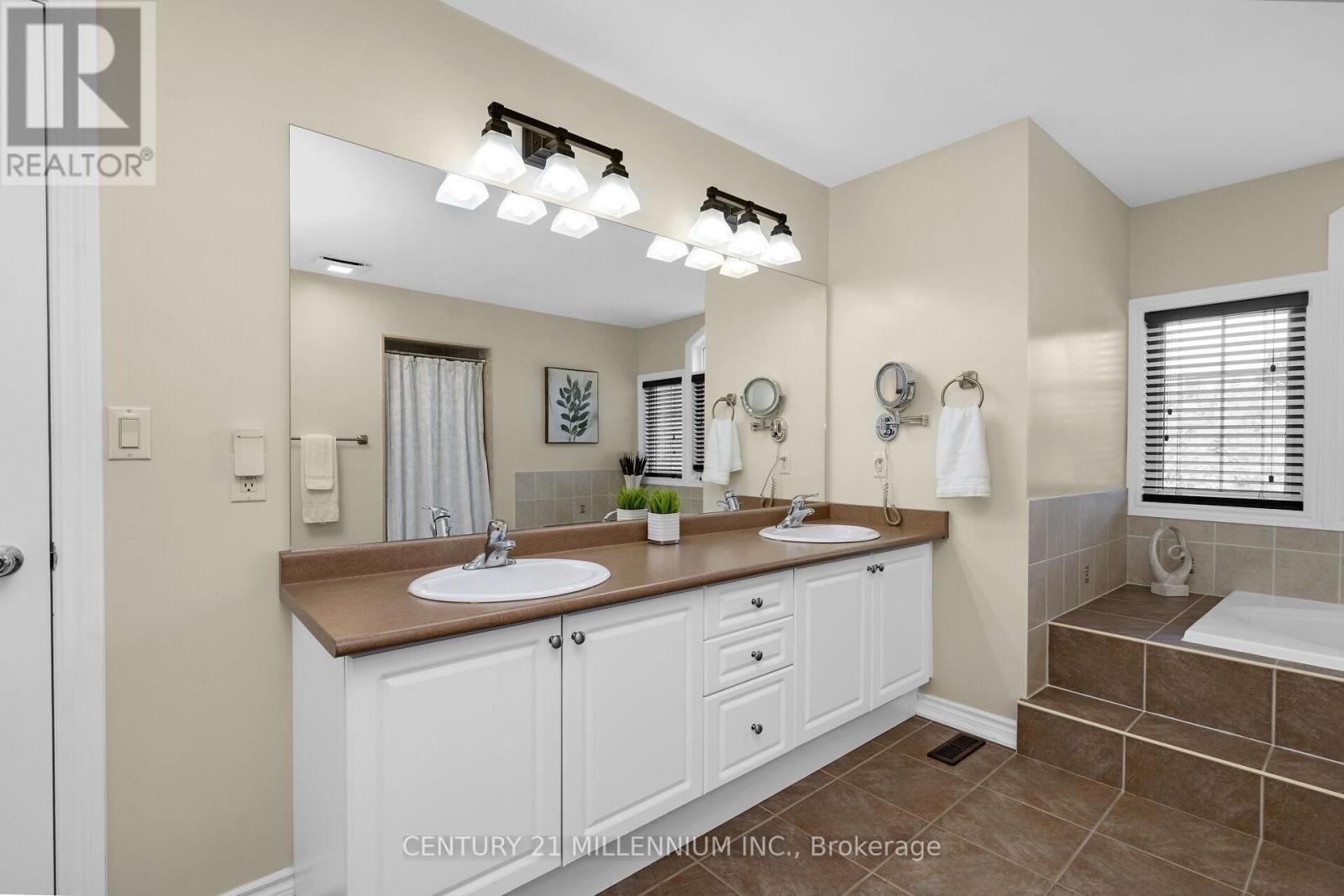 15 UPPER CANADA DRIVE - 30