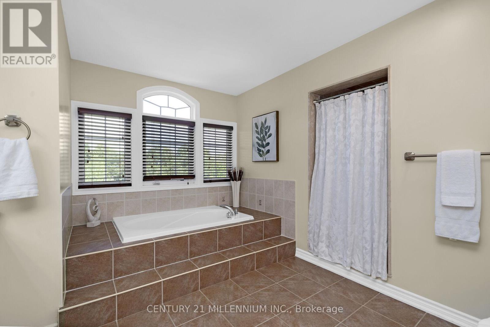 15 UPPER CANADA DRIVE - 31