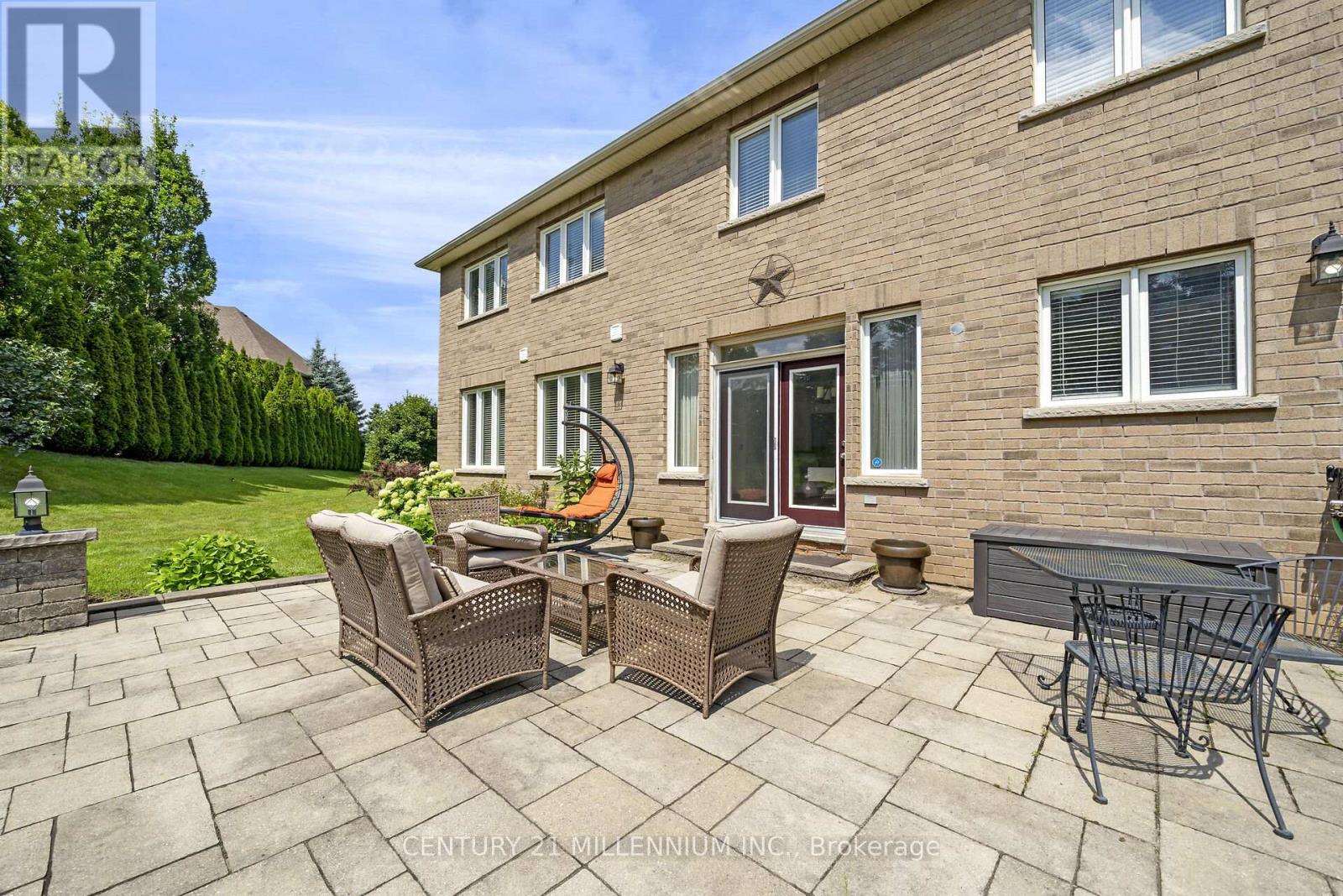 15 UPPER CANADA DRIVE - 38