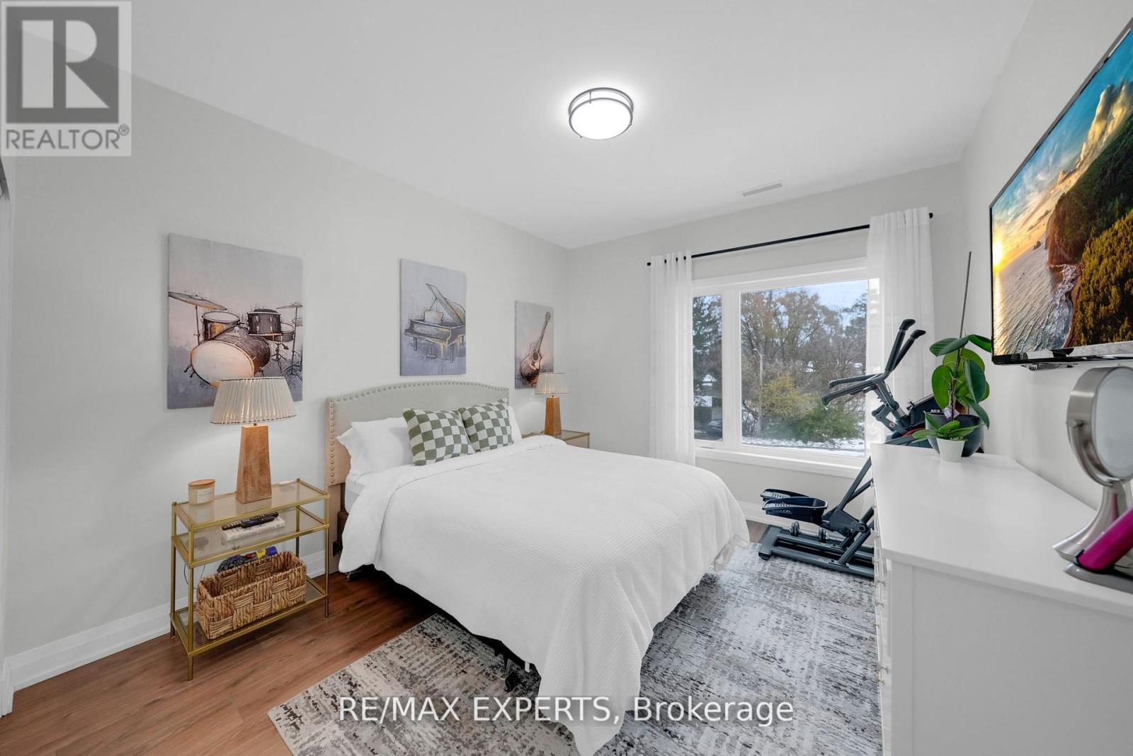 #205 64 QUEEN STREET S - 18