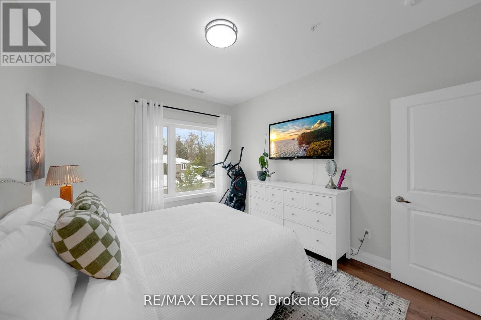 #205 64 QUEEN STREET S - 19