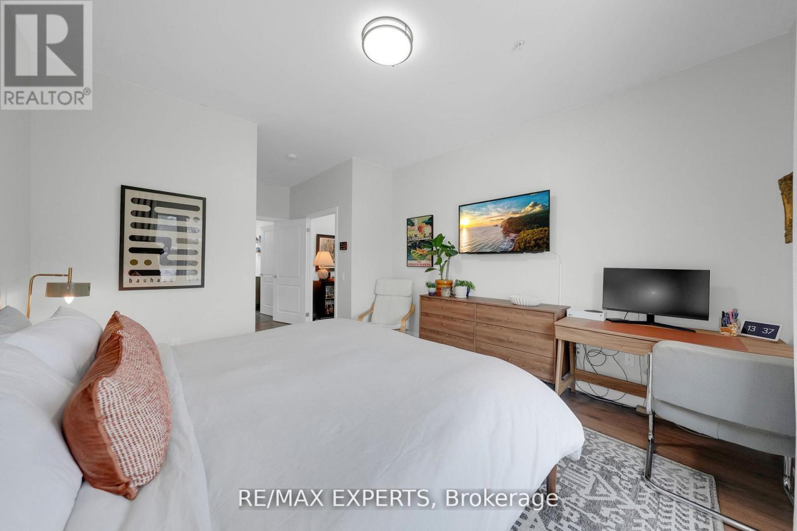 #205 64 QUEEN STREET S - 22