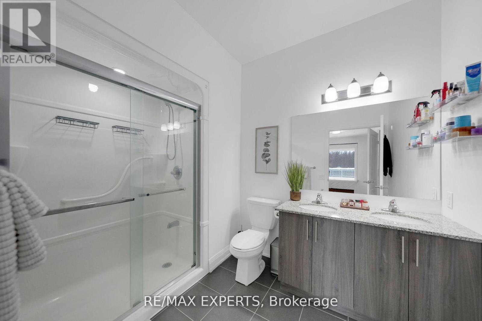 #205 64 QUEEN STREET S - 24