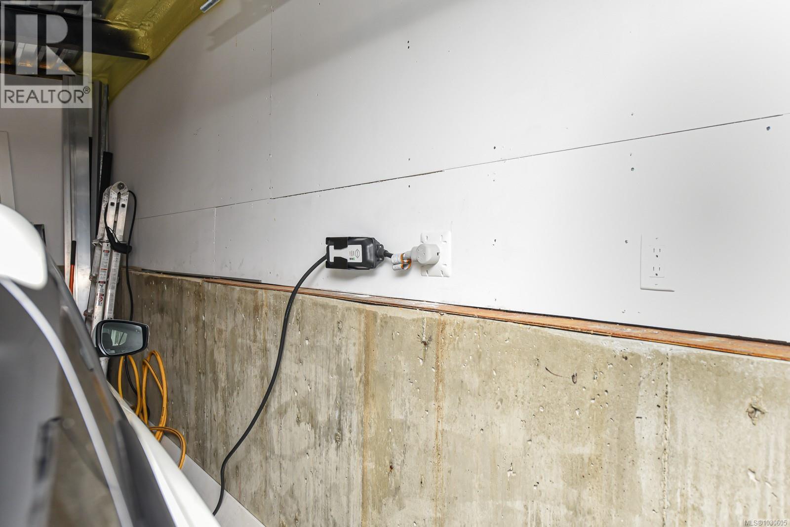 3855-3857 Warren Ave - 26