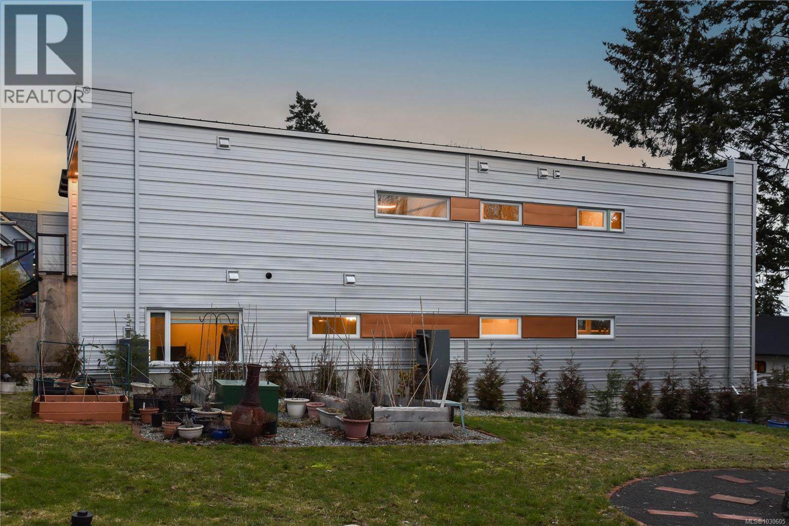 3855-3857 Warren Ave - 35