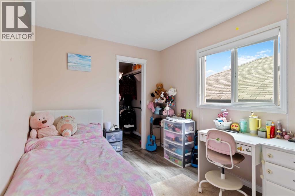 228 PARIS CRESCENT - 18