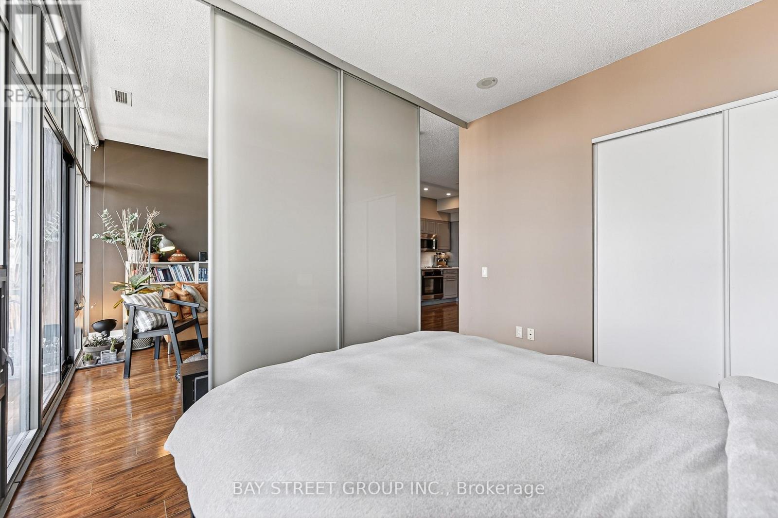 #3505 33 CHARLES STREET E - 18