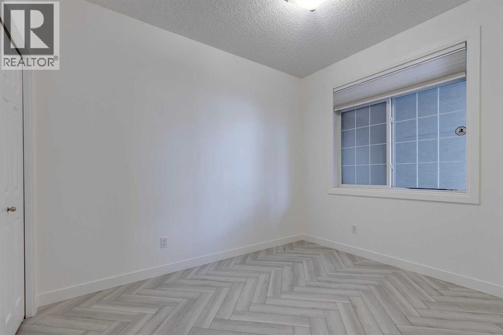 
          527 15 Avenue Southwest
            <br/>
            <span>Calgary</span>
            , 
            <span>AB</span>
             <span>T2R1R5</span>
         - Photo 27