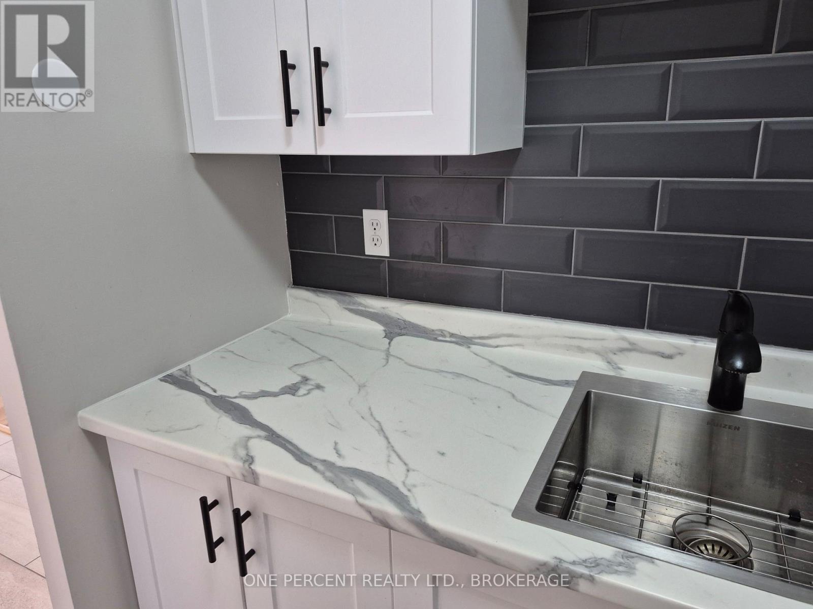 #204 17 ELDON HALL PLACE - 13