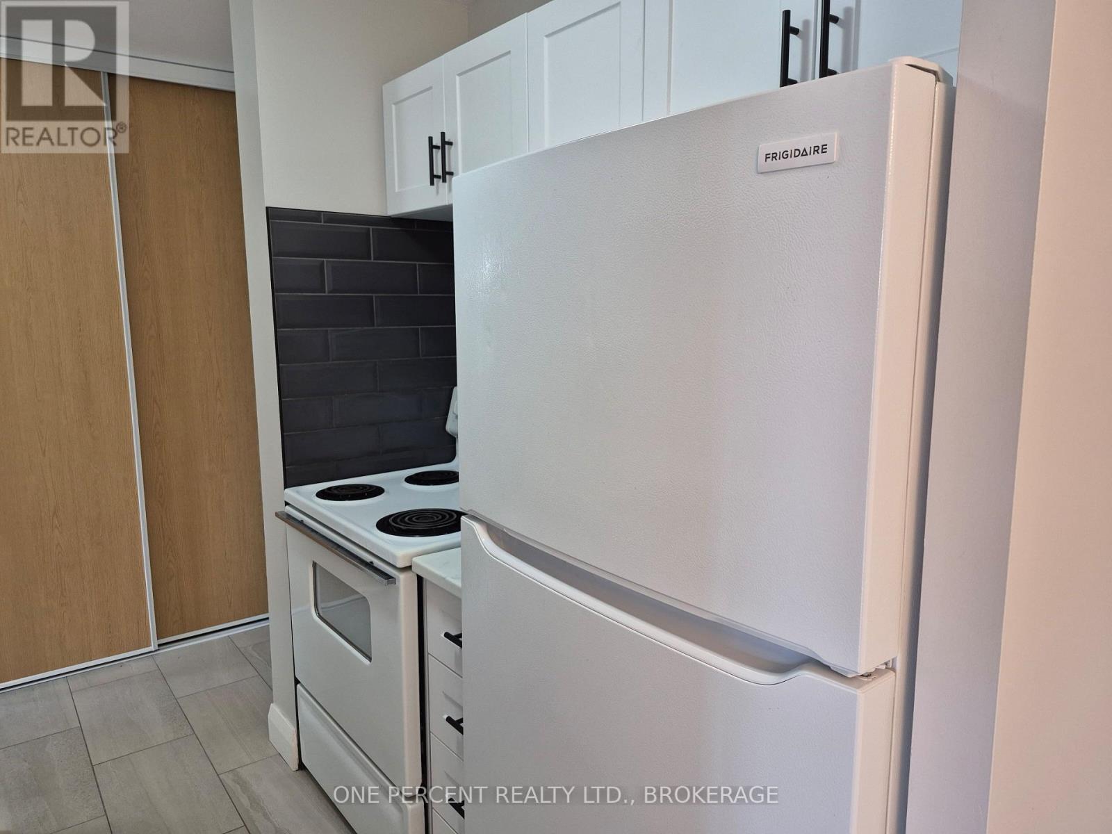 #204 17 ELDON HALL PLACE - 14