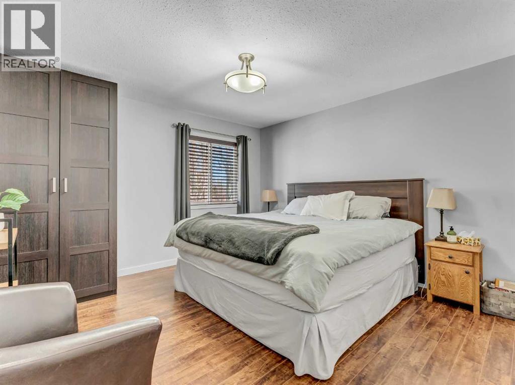 32 SPRUCE CLOSE SE - 16