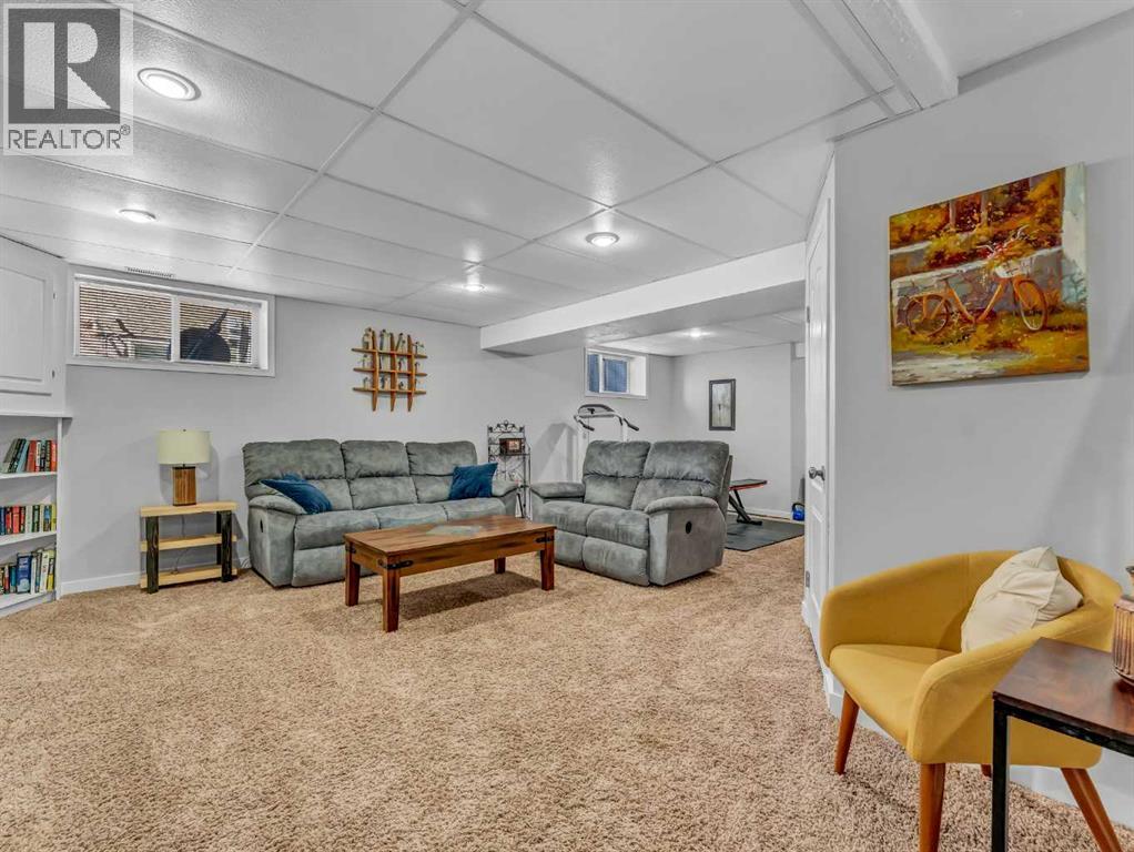 32 SPRUCE CLOSE SE - 21