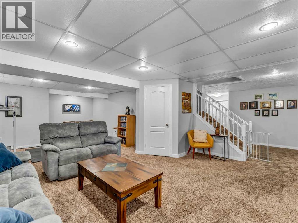 32 SPRUCE CLOSE SE - 23