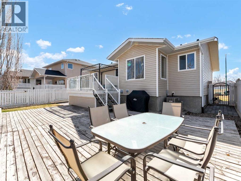 32 SPRUCE CLOSE SE - 34