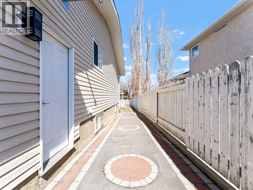 32 SPRUCE CLOSE SE - 38