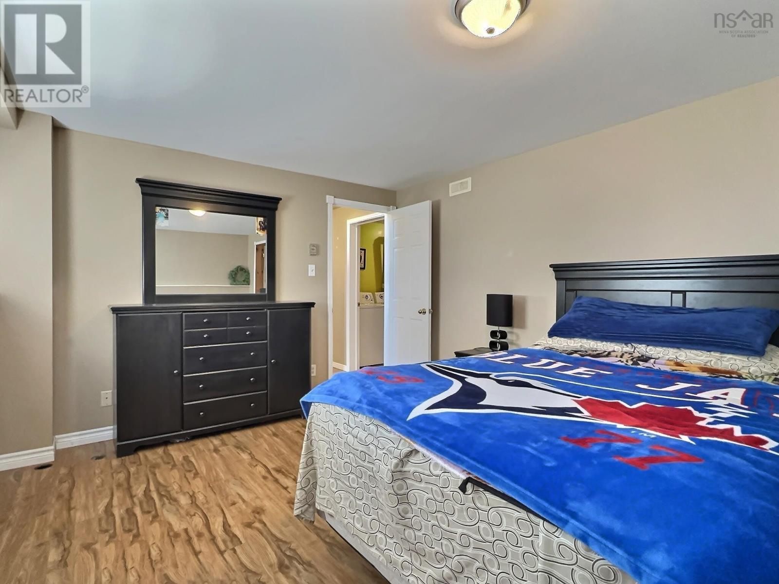 17 MENLOW COURT - 18