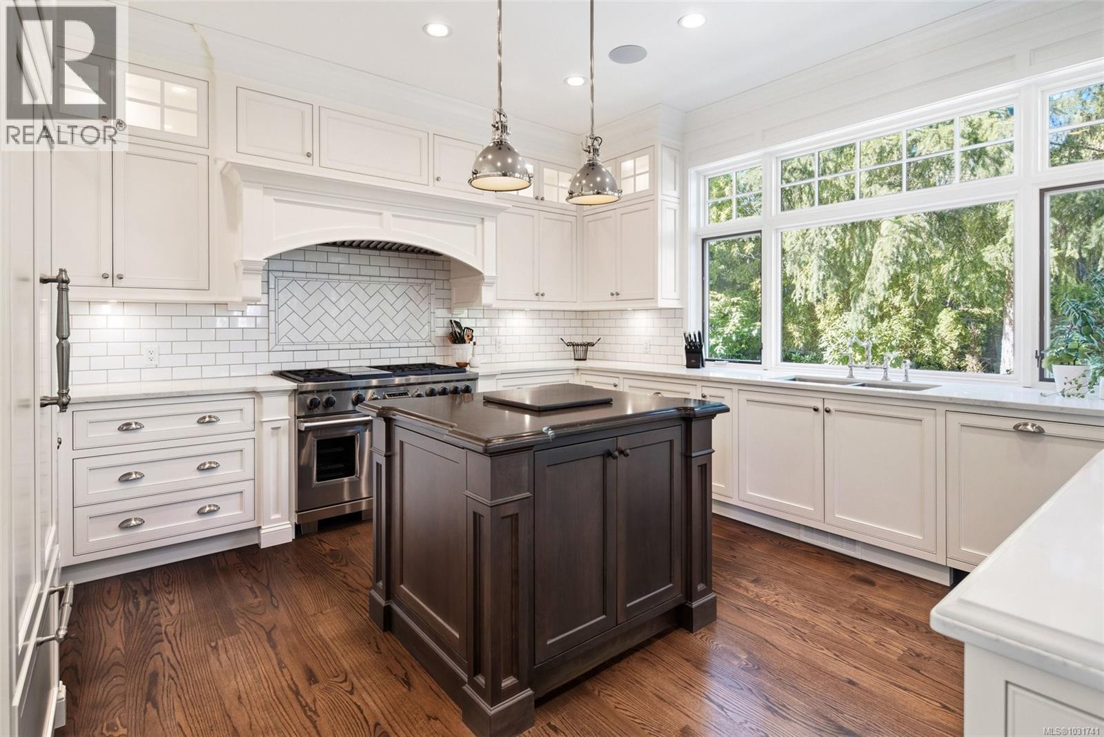  2096 Falkland Place, Oak Bay