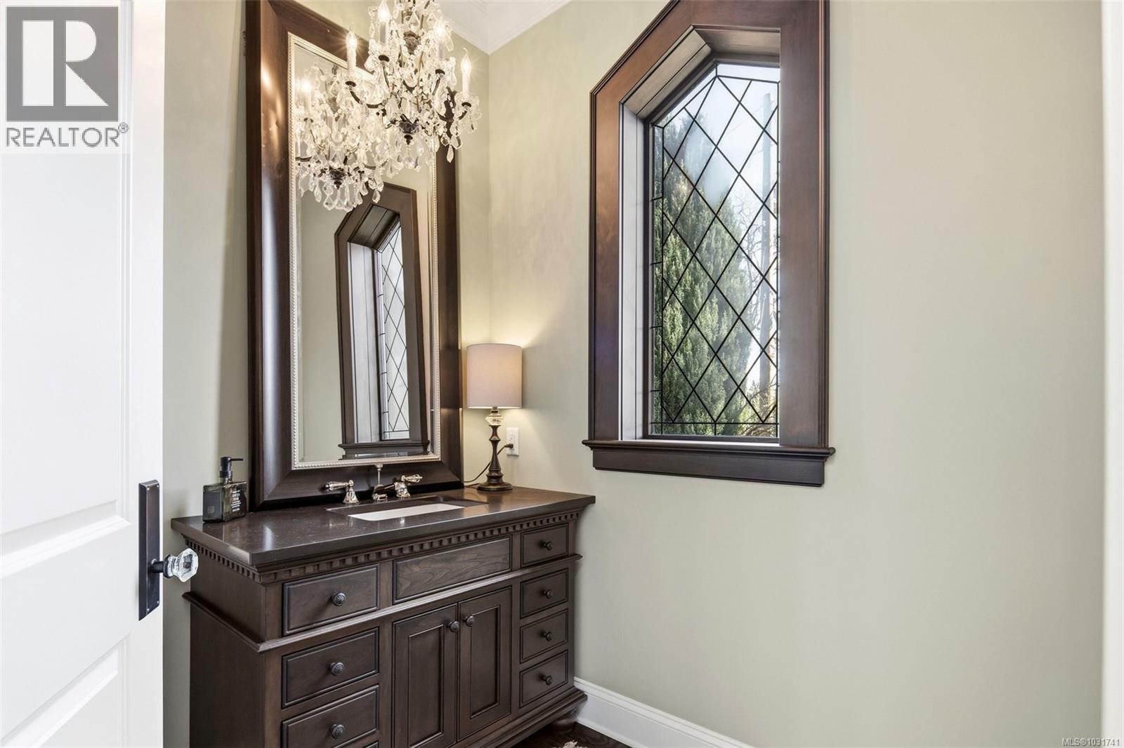  2096 Falkland Place, Oak Bay