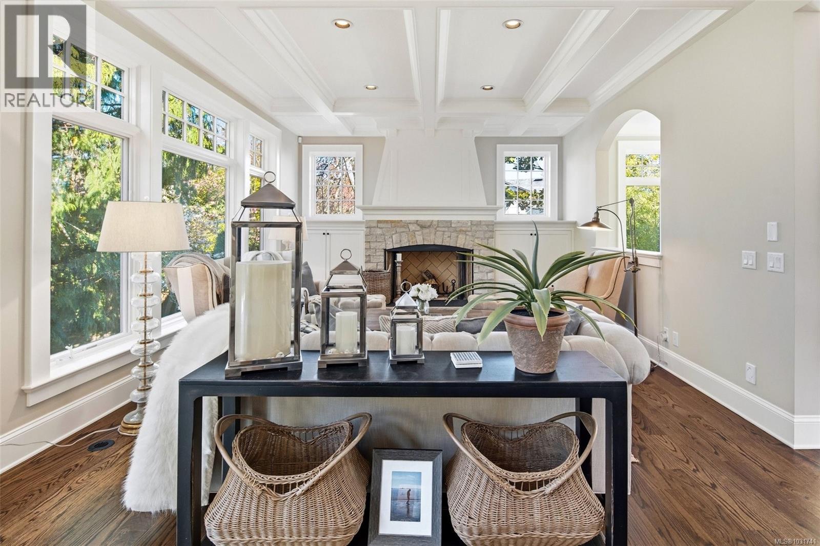  2096 Falkland Place, Oak Bay