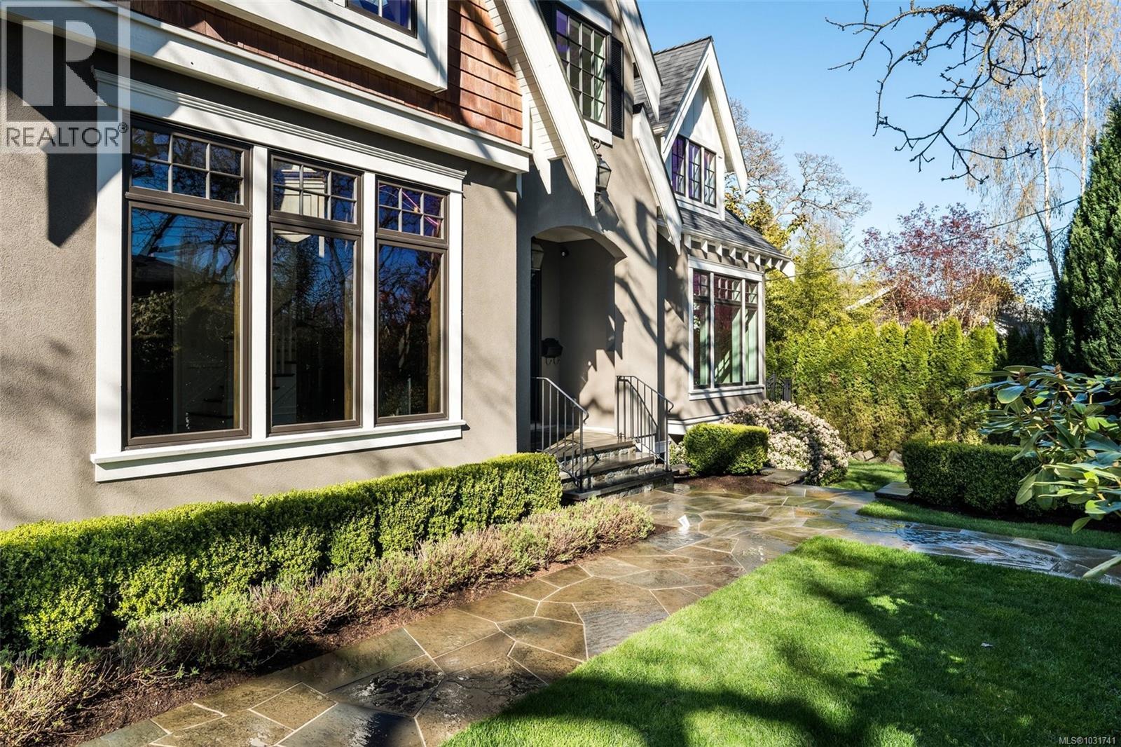  2096 Falkland Place, Oak Bay