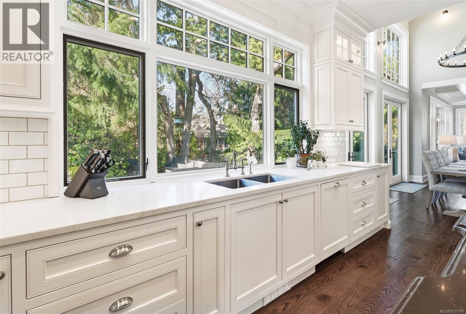  2096 Falkland Place, Oak Bay