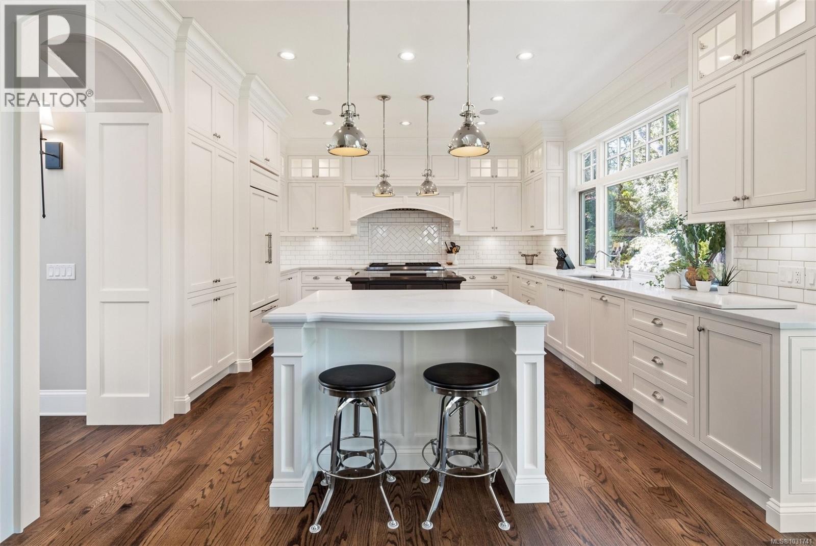  2096 Falkland Place, Oak Bay