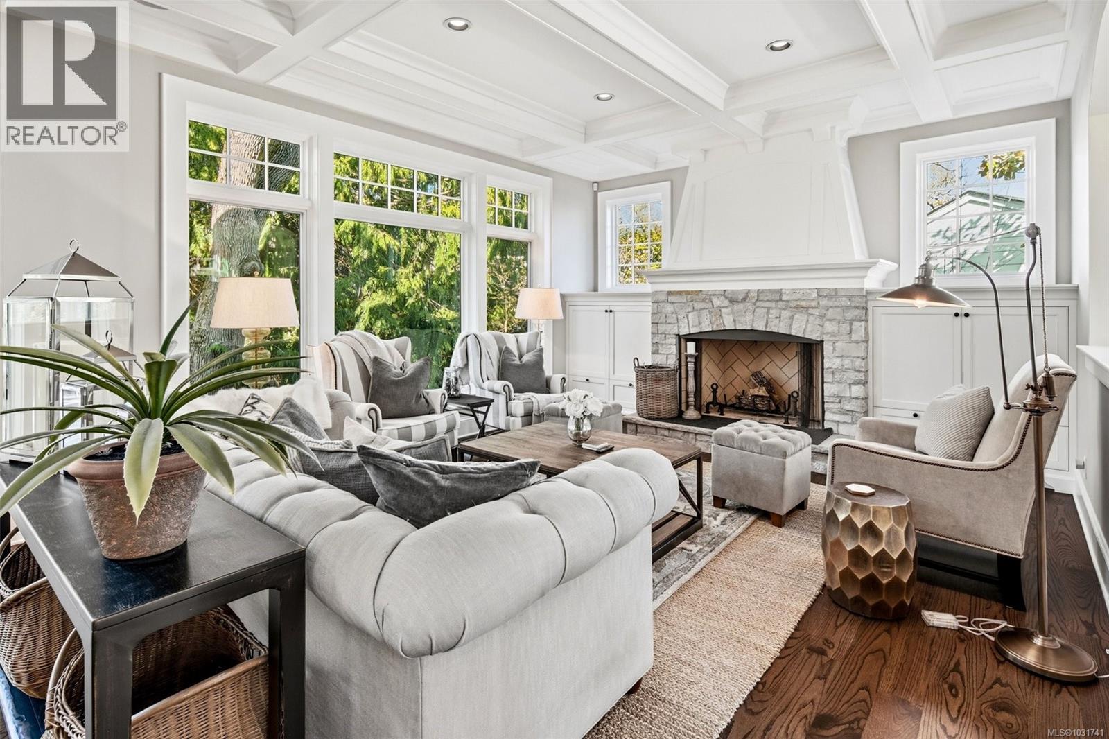  2096 Falkland Place, Oak Bay