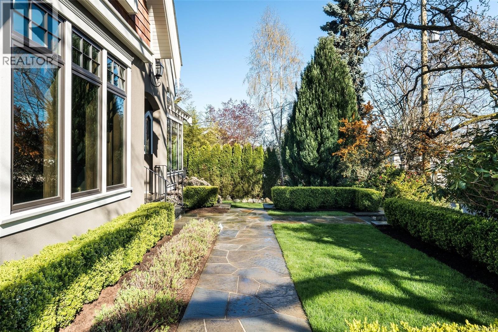  2096 Falkland Place, Oak Bay