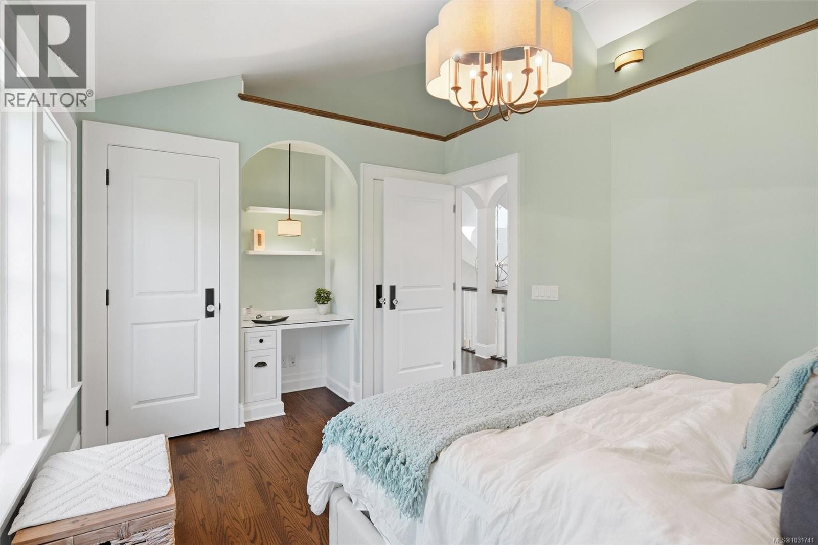  2096 Falkland Place, Oak Bay