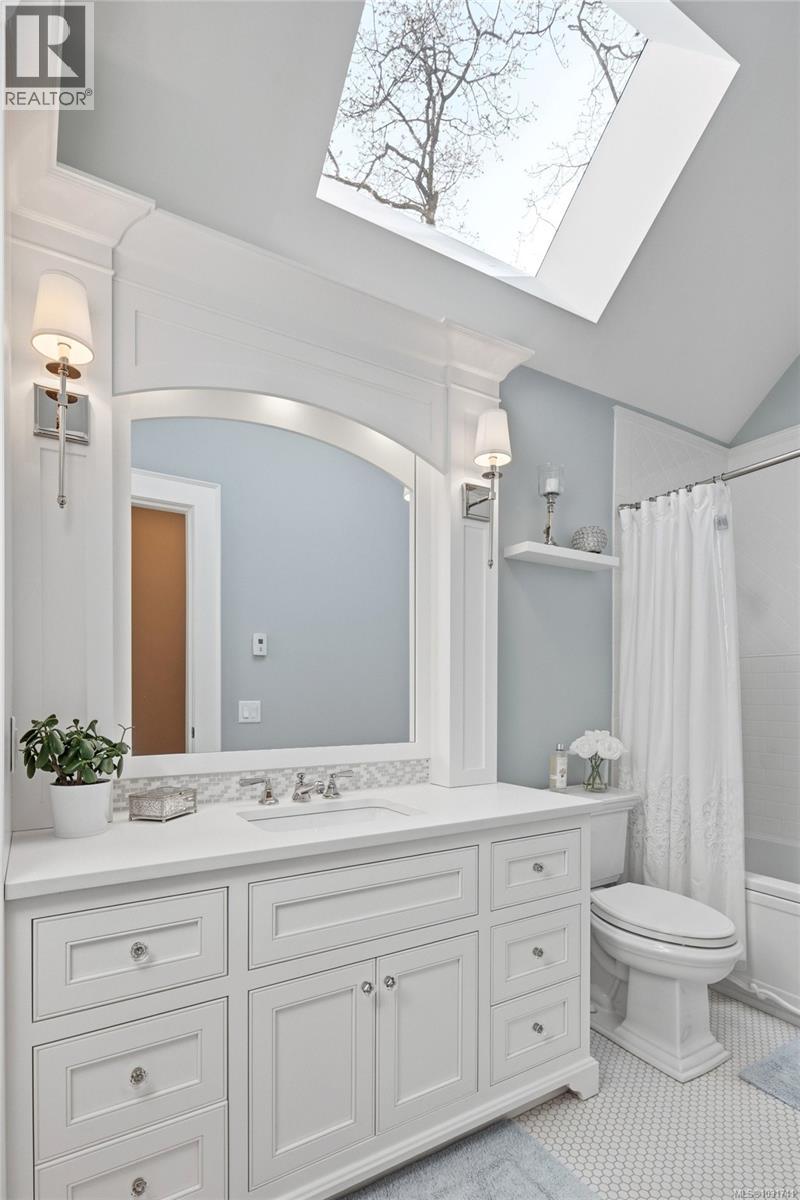  2096 Falkland Place, Oak Bay