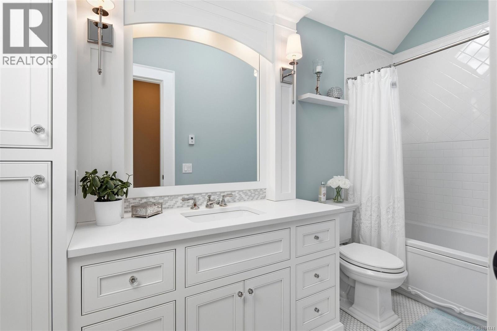  2096 Falkland Place, Oak Bay