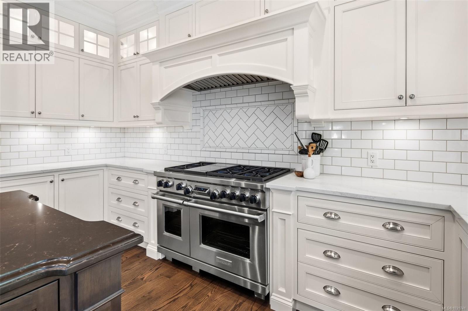  2096 Falkland Place, Oak Bay