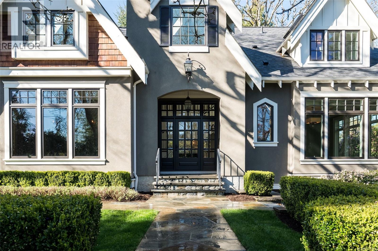  2096 Falkland Place, Oak Bay