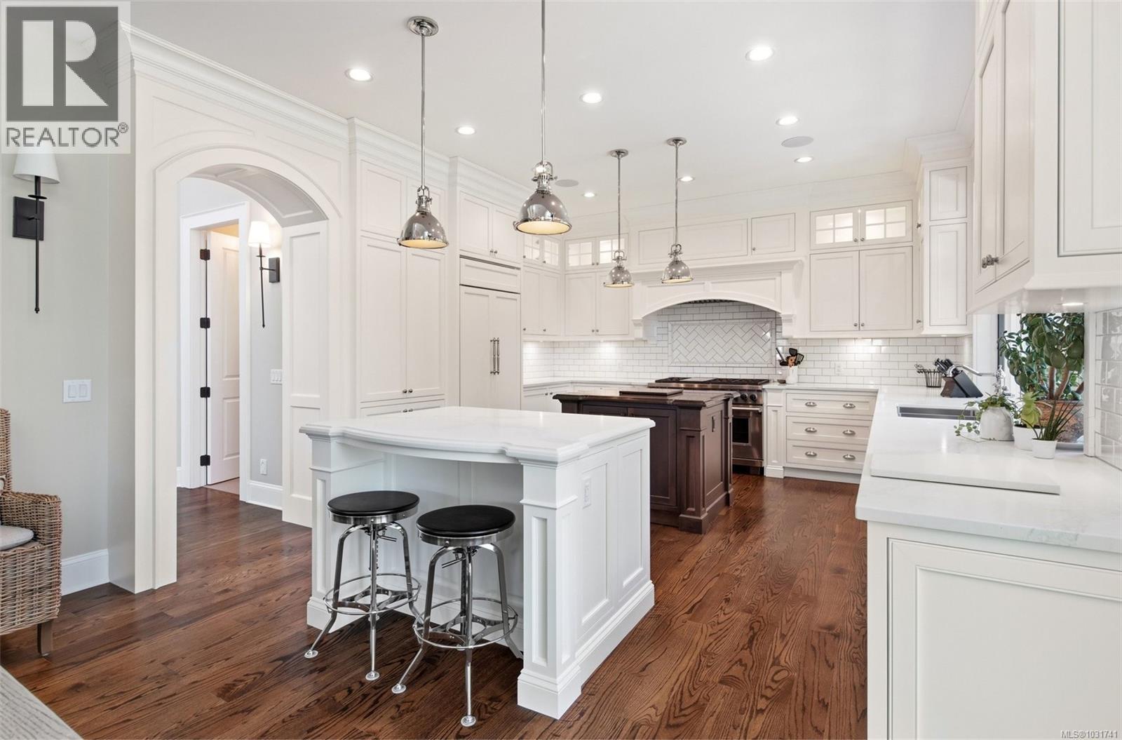  2096 Falkland Place, Oak Bay