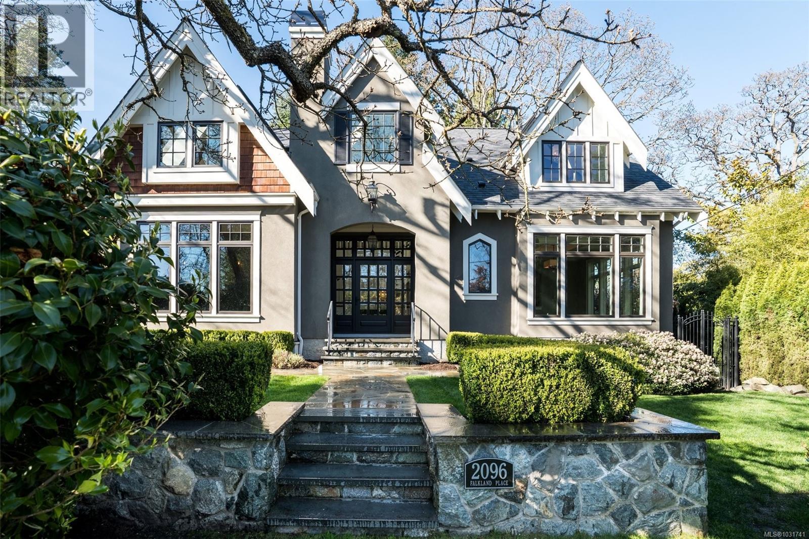  2096 Falkland Place, Oak Bay