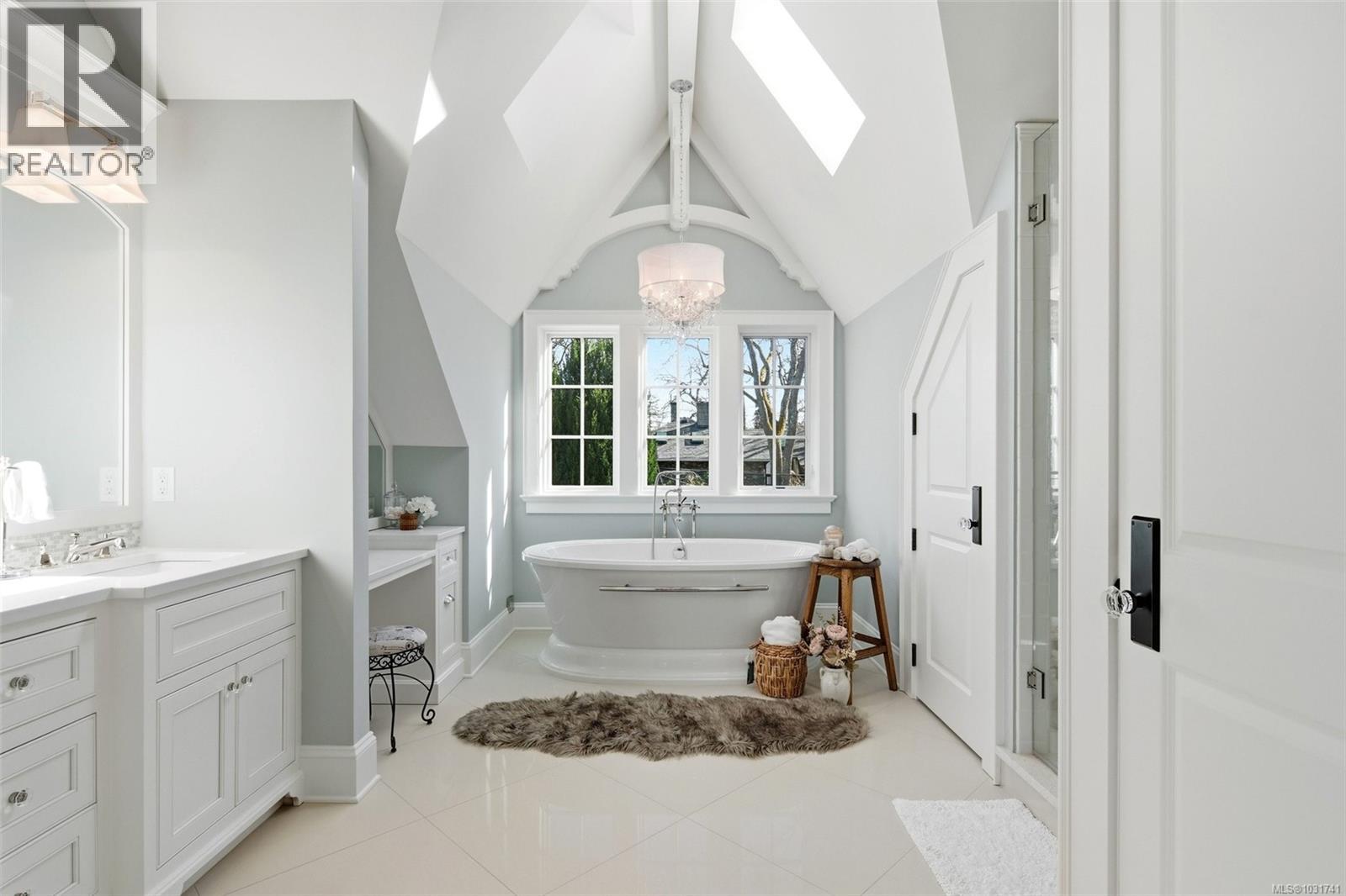  2096 Falkland Place, Oak Bay