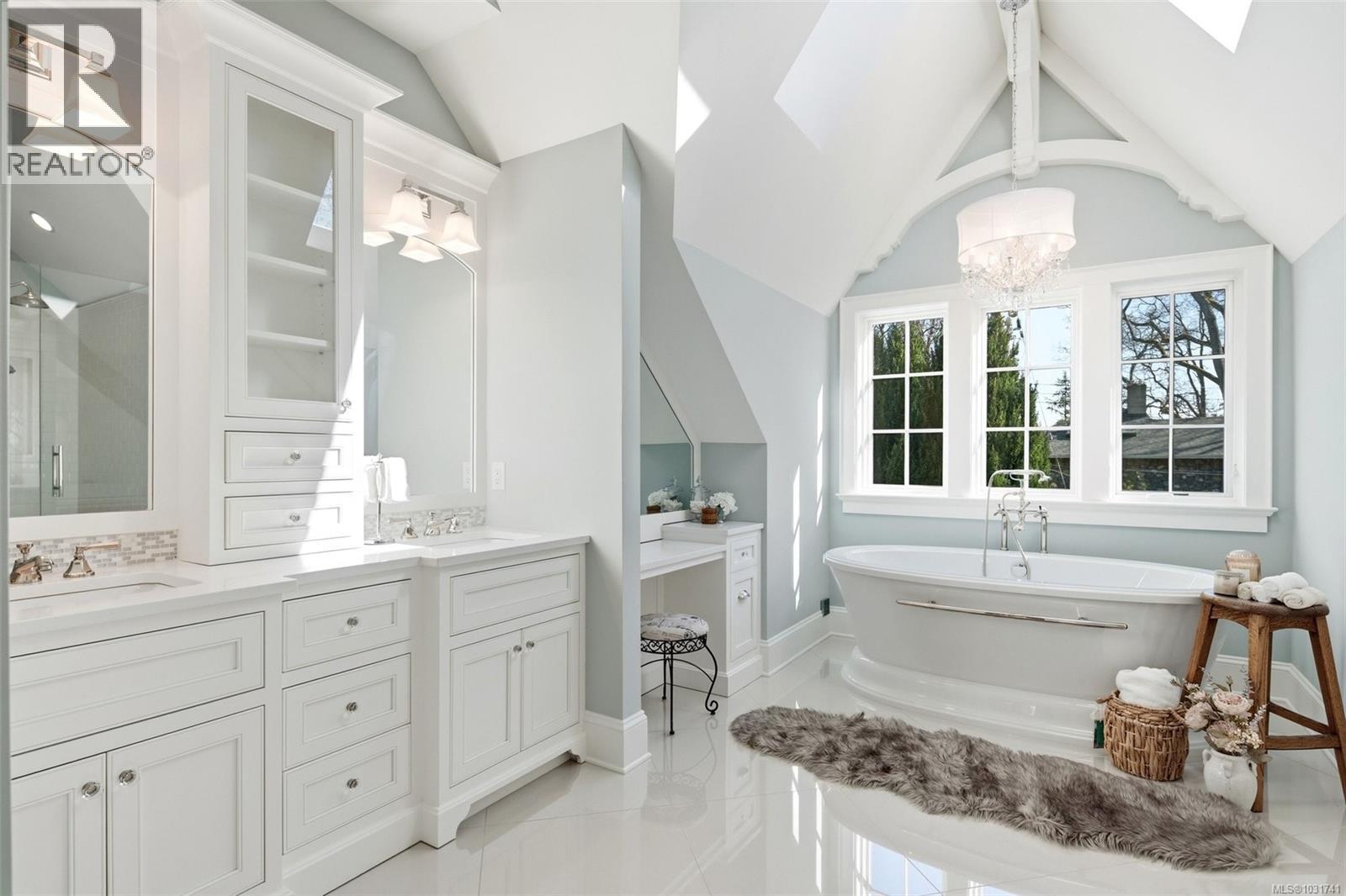  2096 Falkland Place, Oak Bay