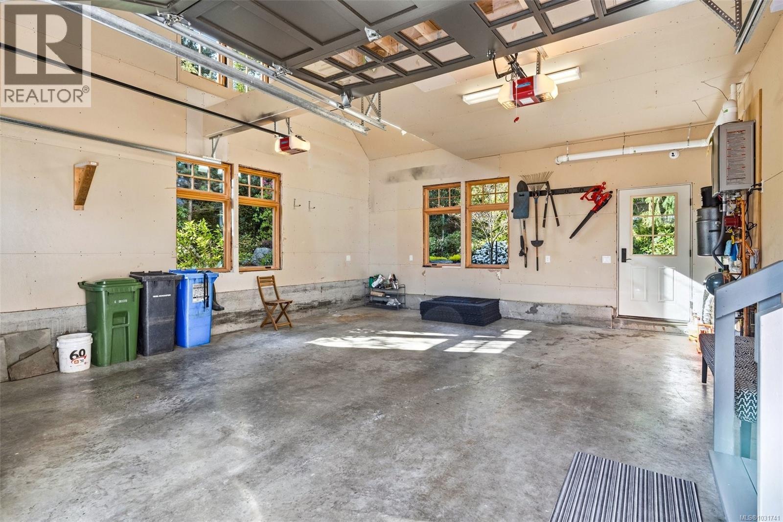  2096 Falkland Place, Oak Bay