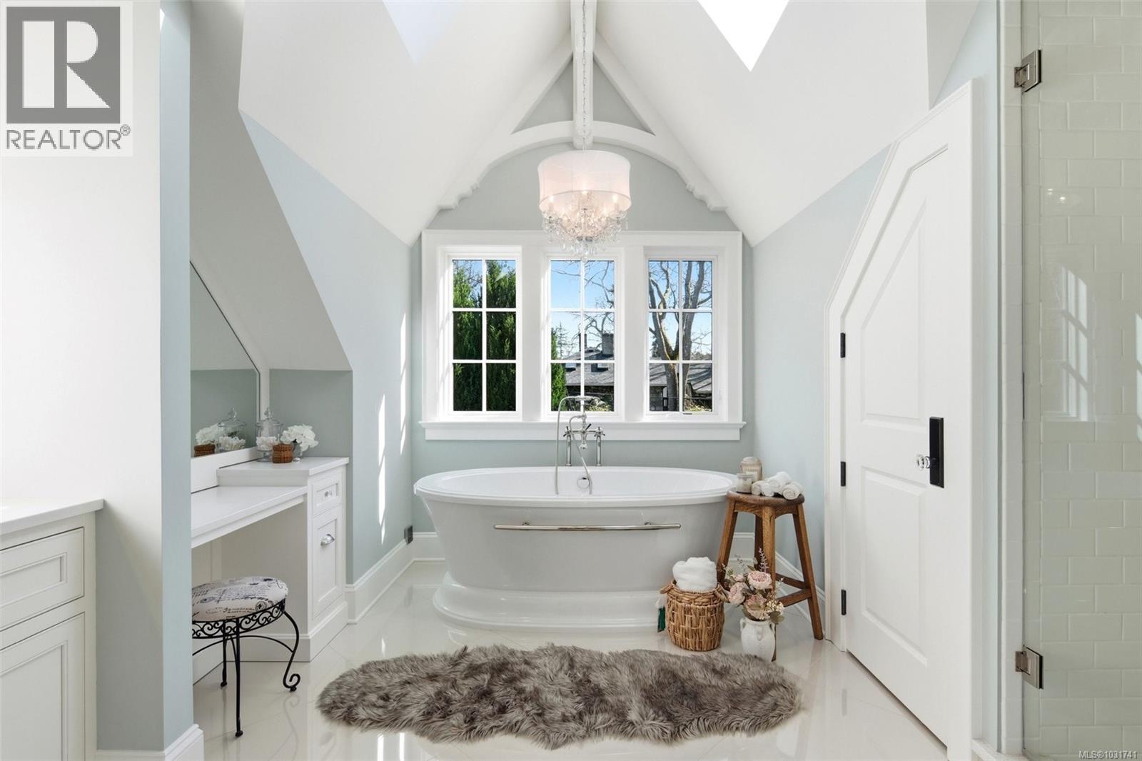  2096 Falkland Place, Oak Bay