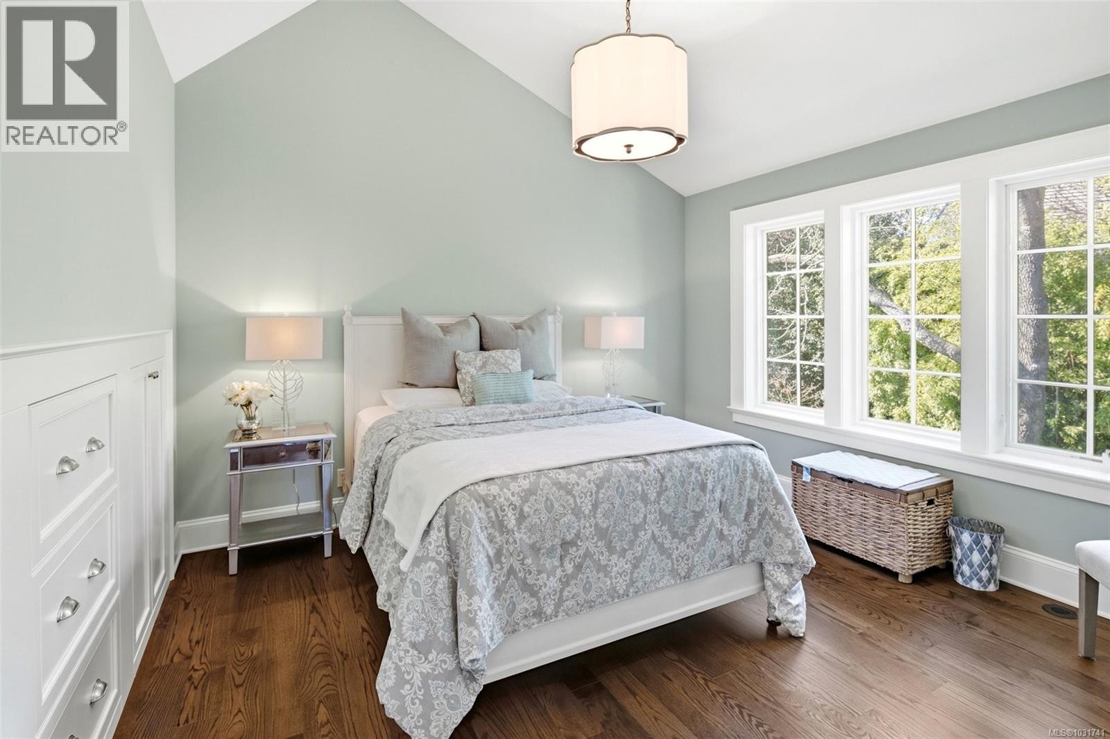  2096 Falkland Place, Oak Bay