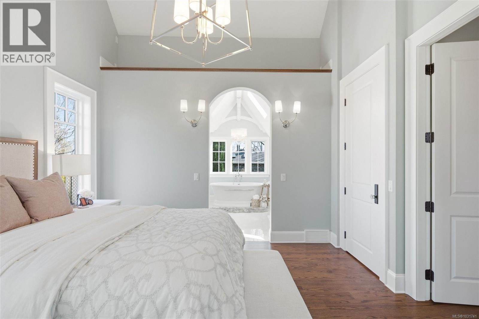  2096 Falkland Place, Oak Bay