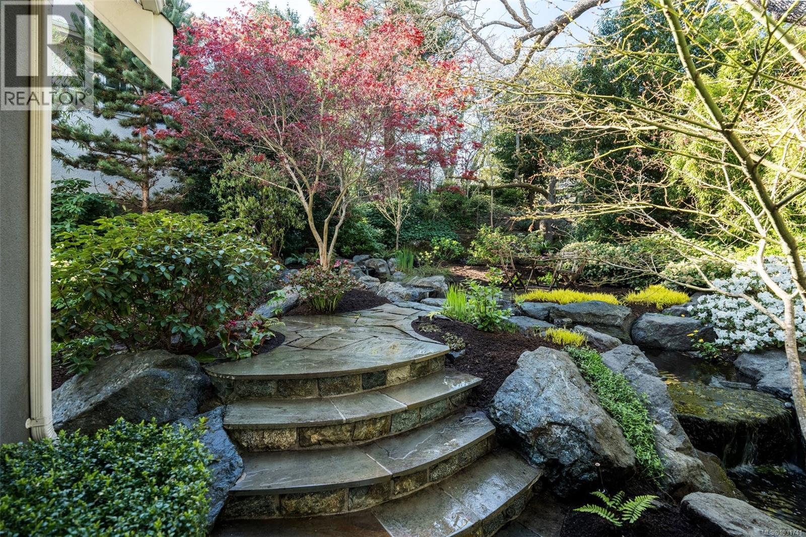  2096 Falkland Place, Oak Bay