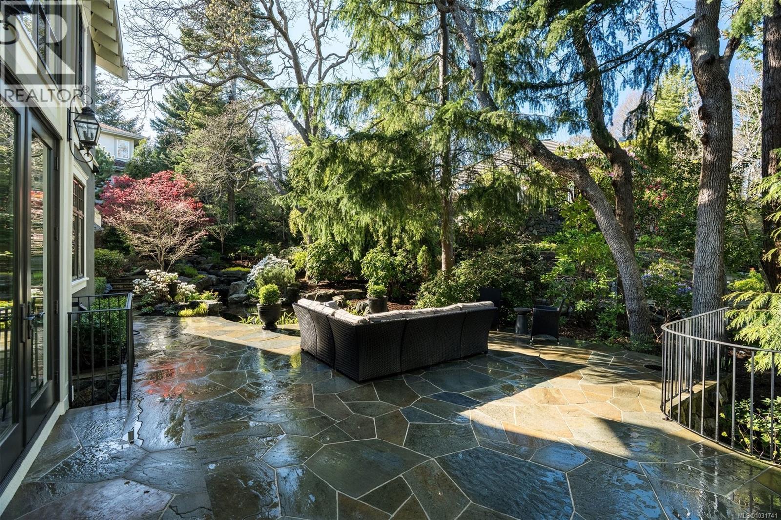  2096 Falkland Place, Oak Bay