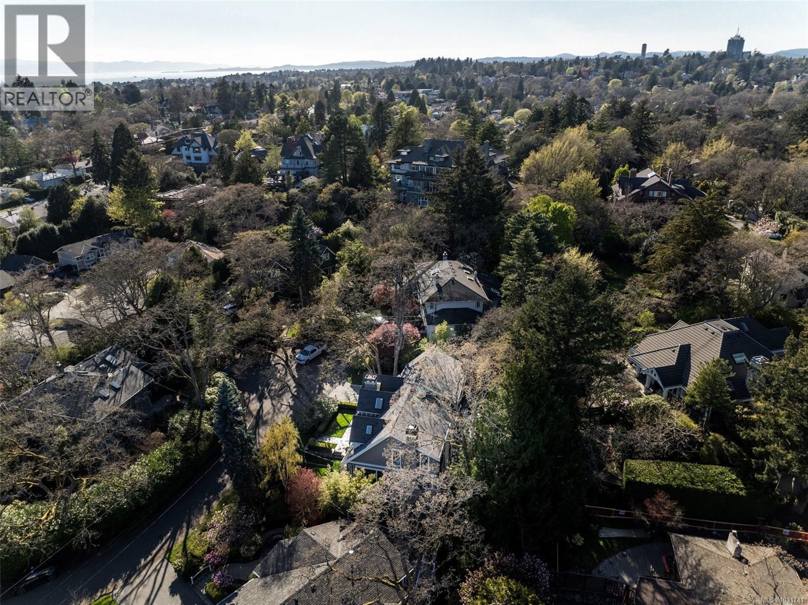  2096 Falkland Place, Oak Bay