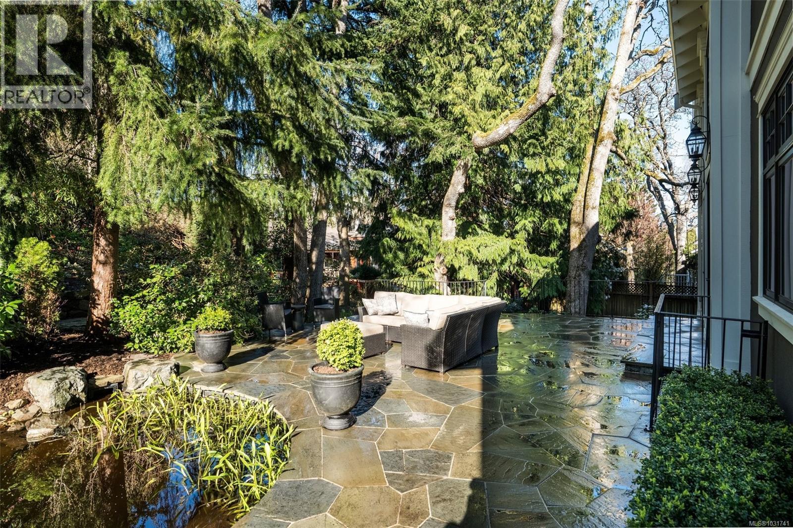  2096 Falkland Place, Oak Bay