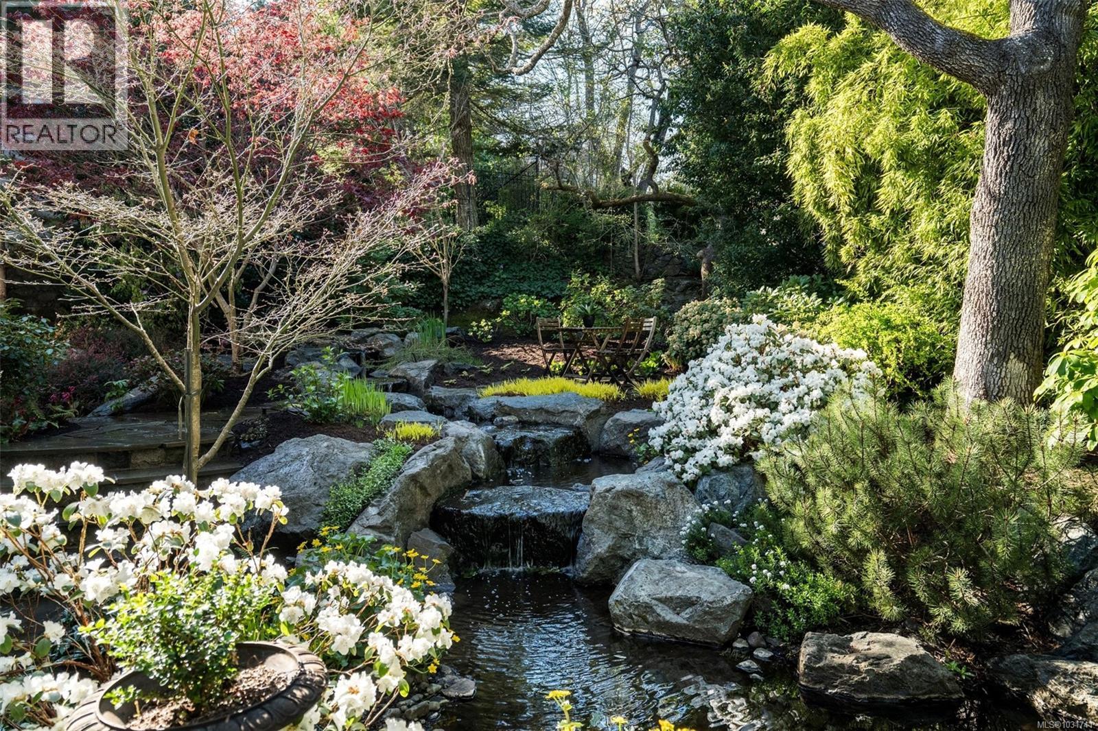  2096 Falkland Place, Oak Bay