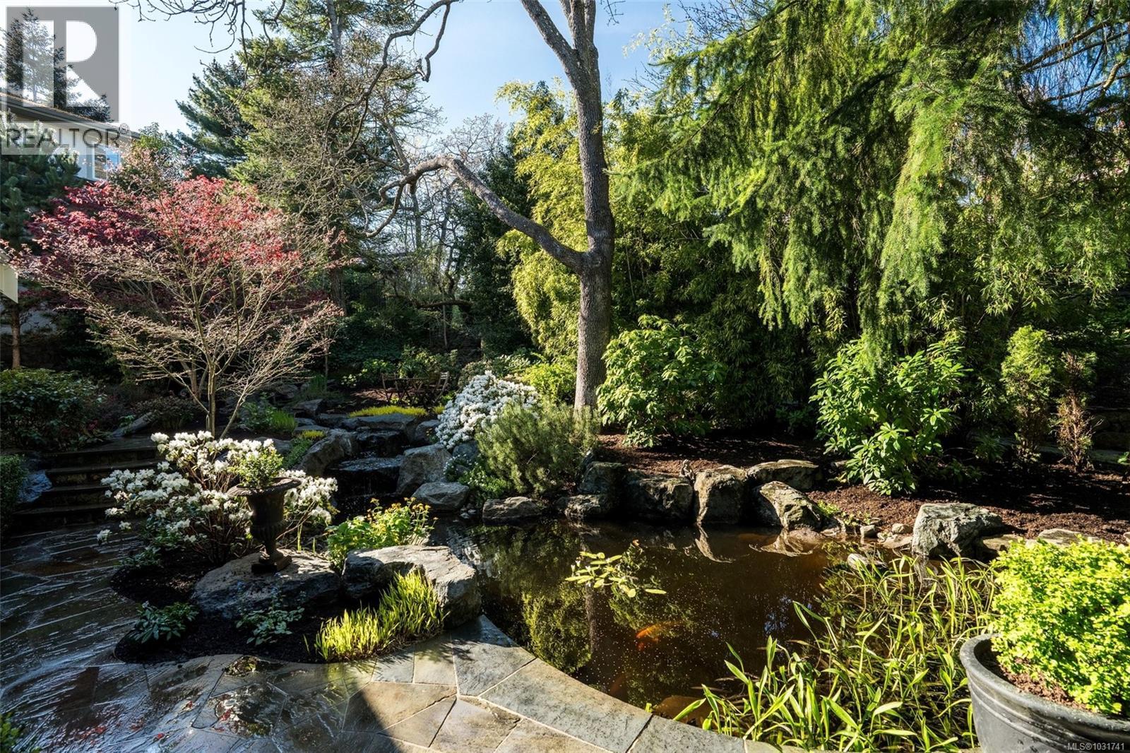  2096 Falkland Place, Oak Bay