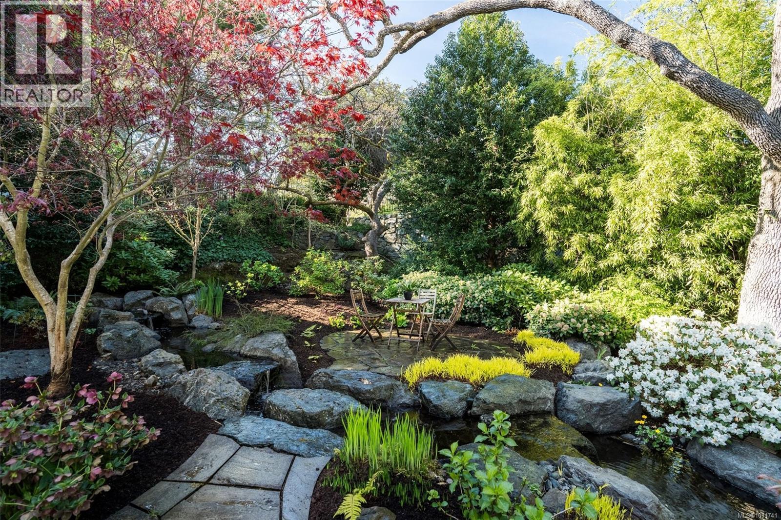  2096 Falkland Place, Oak Bay