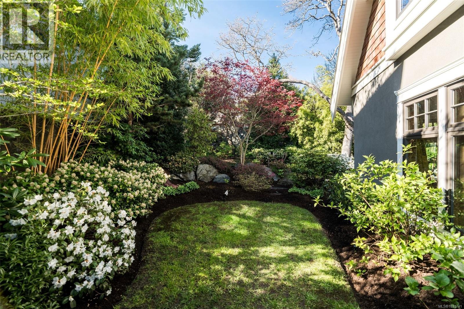  2096 Falkland Place, Oak Bay