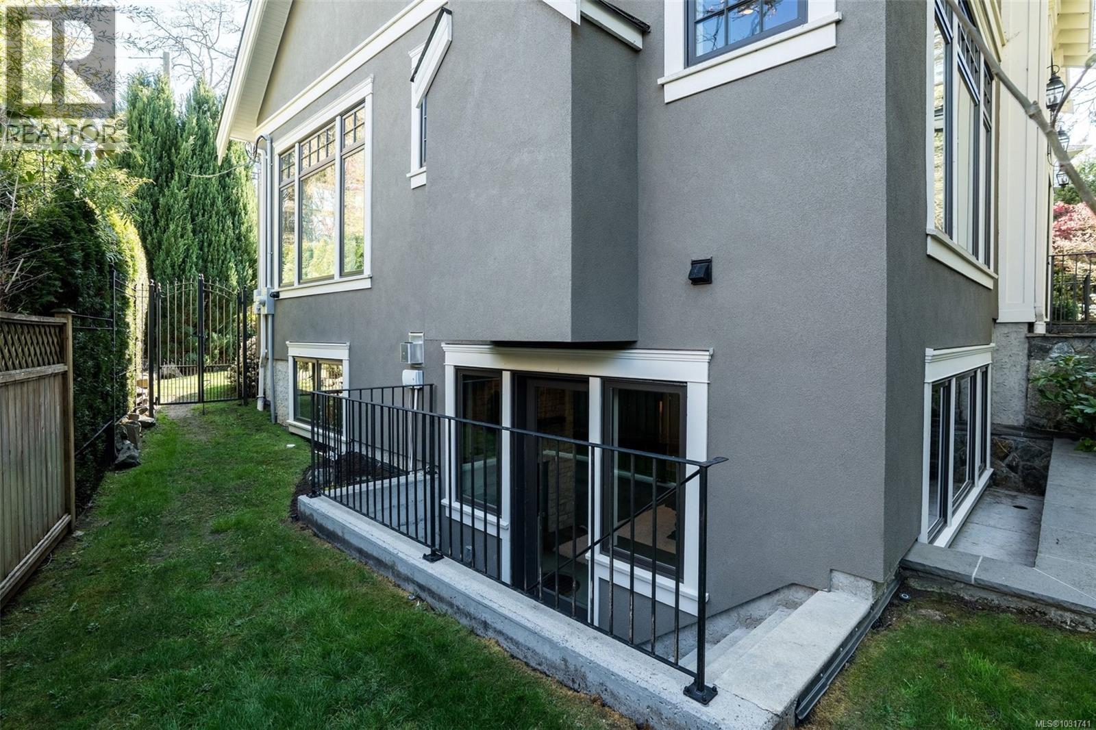  2096 Falkland Place, Oak Bay